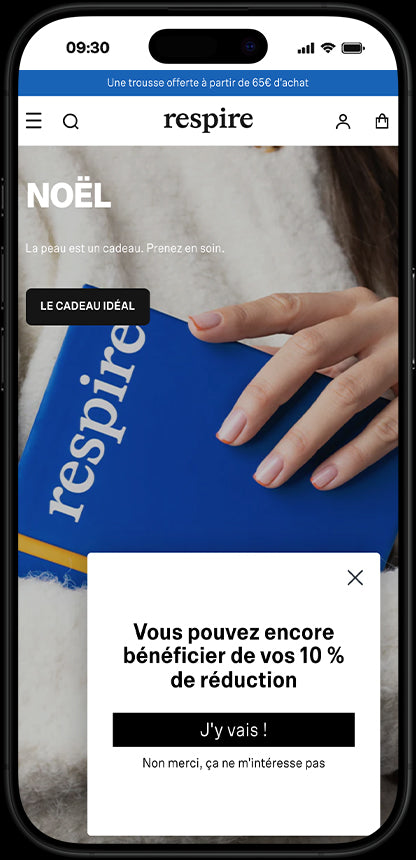 Capture d'écran de la page d'accueil du site Respire avec une offre de Noël. Une main tient une boîte bleue portant le logo Respire. Un bandeau propose une trousse offerte dès 65 € d'achat, et une fenêtre pop-up offre une réduction de 10 % avec un bouton 'J'y vais !' pour en bénéficier.
